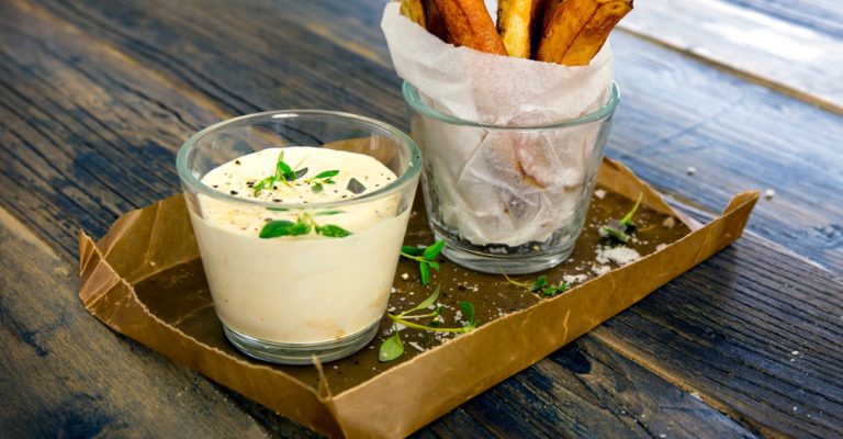 Crème fraichesås med kalvfond och vitlök