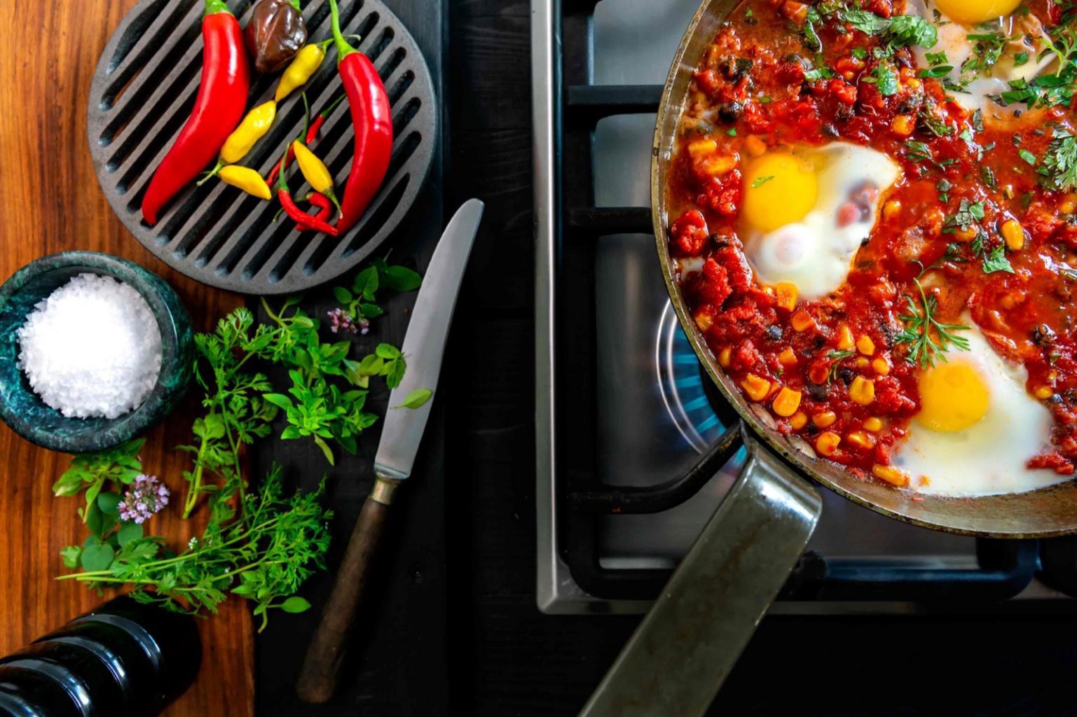Gryta med ägg och svarta bönor
