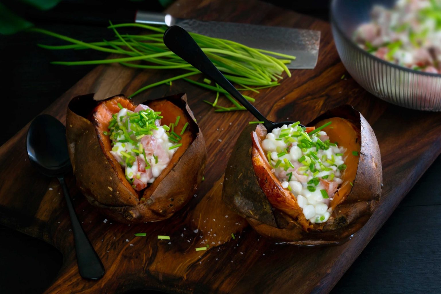Bakad sötpotatis med skinka, gräslök och keso