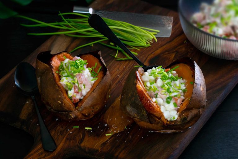 Bakad sötpotatis med skinka, gräslök och keso