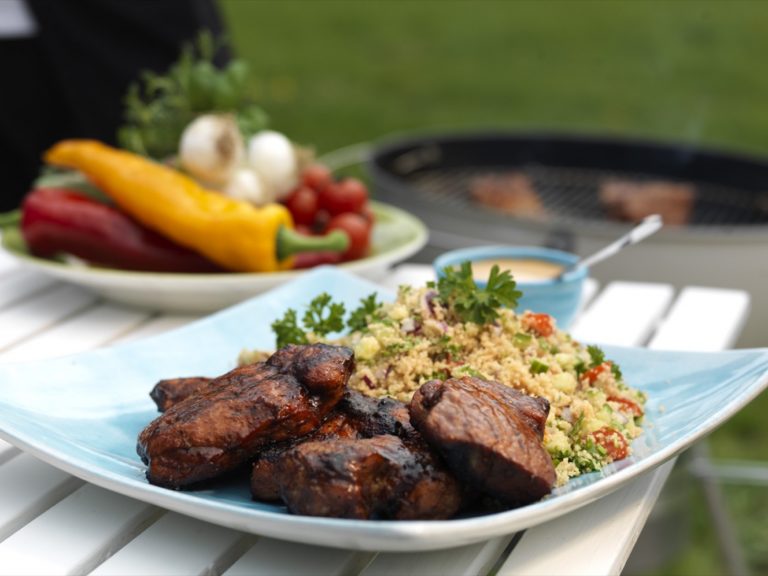 Grillad fläskkarré med bulgursallad och BBQ sås