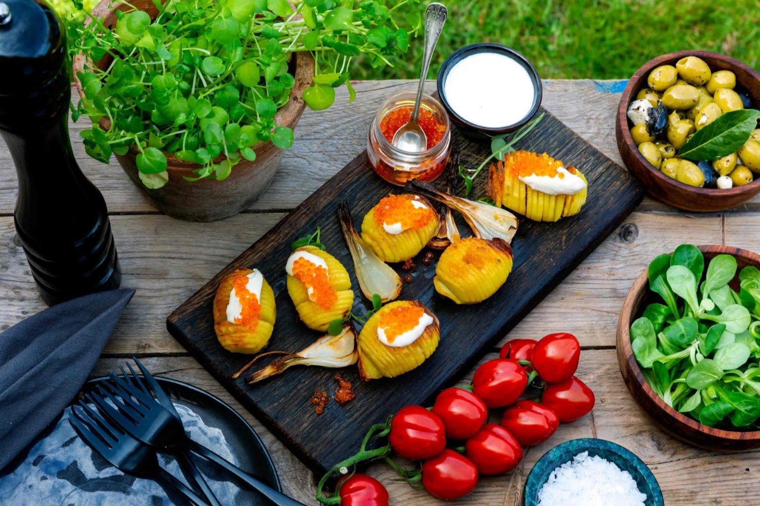 Sommarhasselbackspotatis med gräddfil och rom