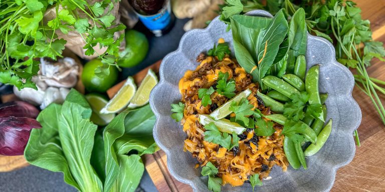 Nudelbowl med nötfärs och pak choi