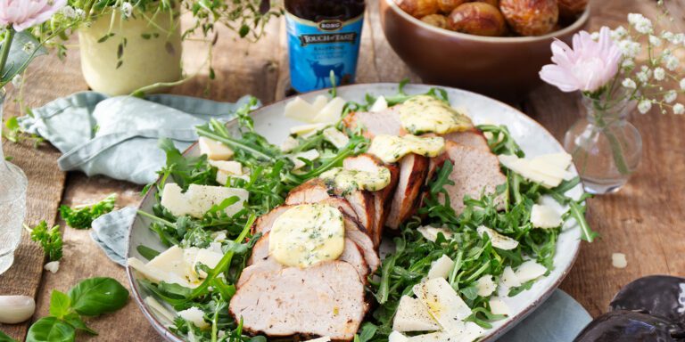 Grillad fläskytterfilé med örtsmör och rucculasallad