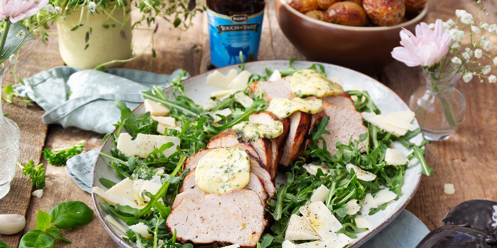 Grillad fläskytterfilé med örtsmör och rucculasallad