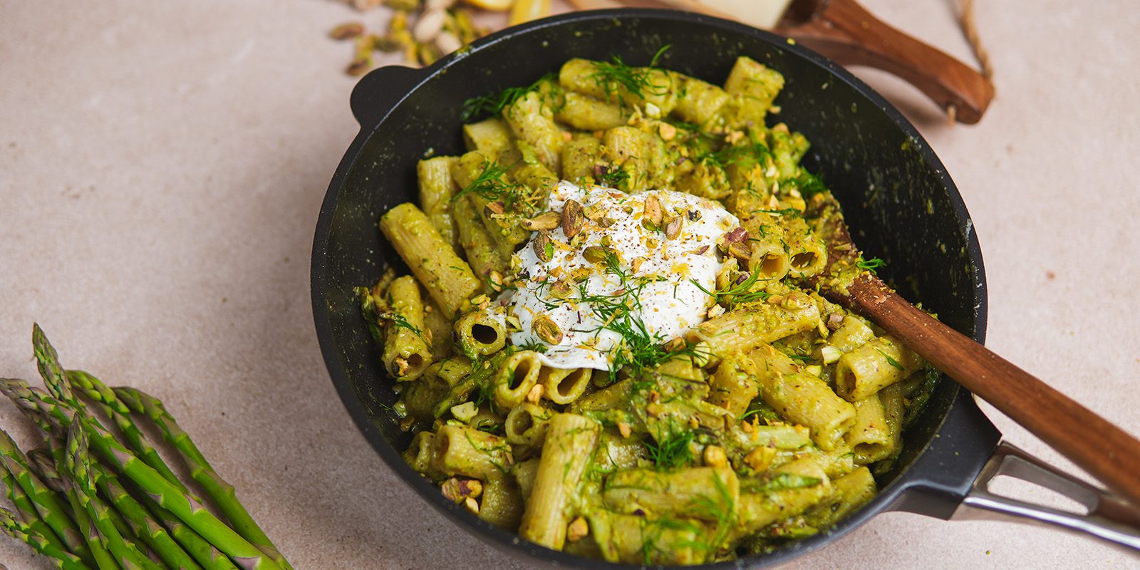 Sparrispasta med pistage, citron och jalapeño