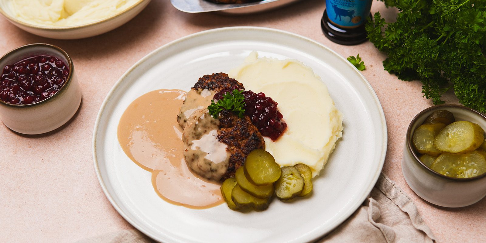 Klassiska köttfärsbiffar med potatismos och gräddsås