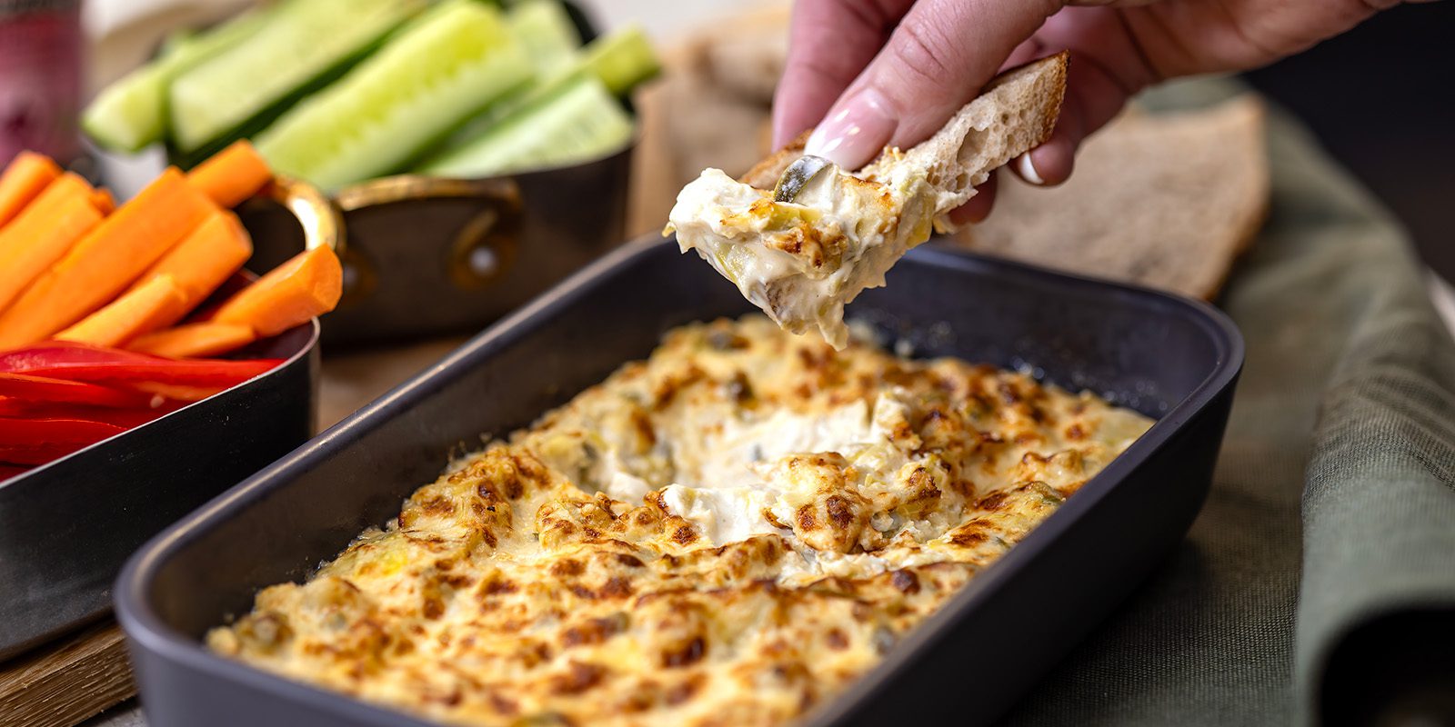 Varm kronärtskocksdipp med jalapeño och parmesan
