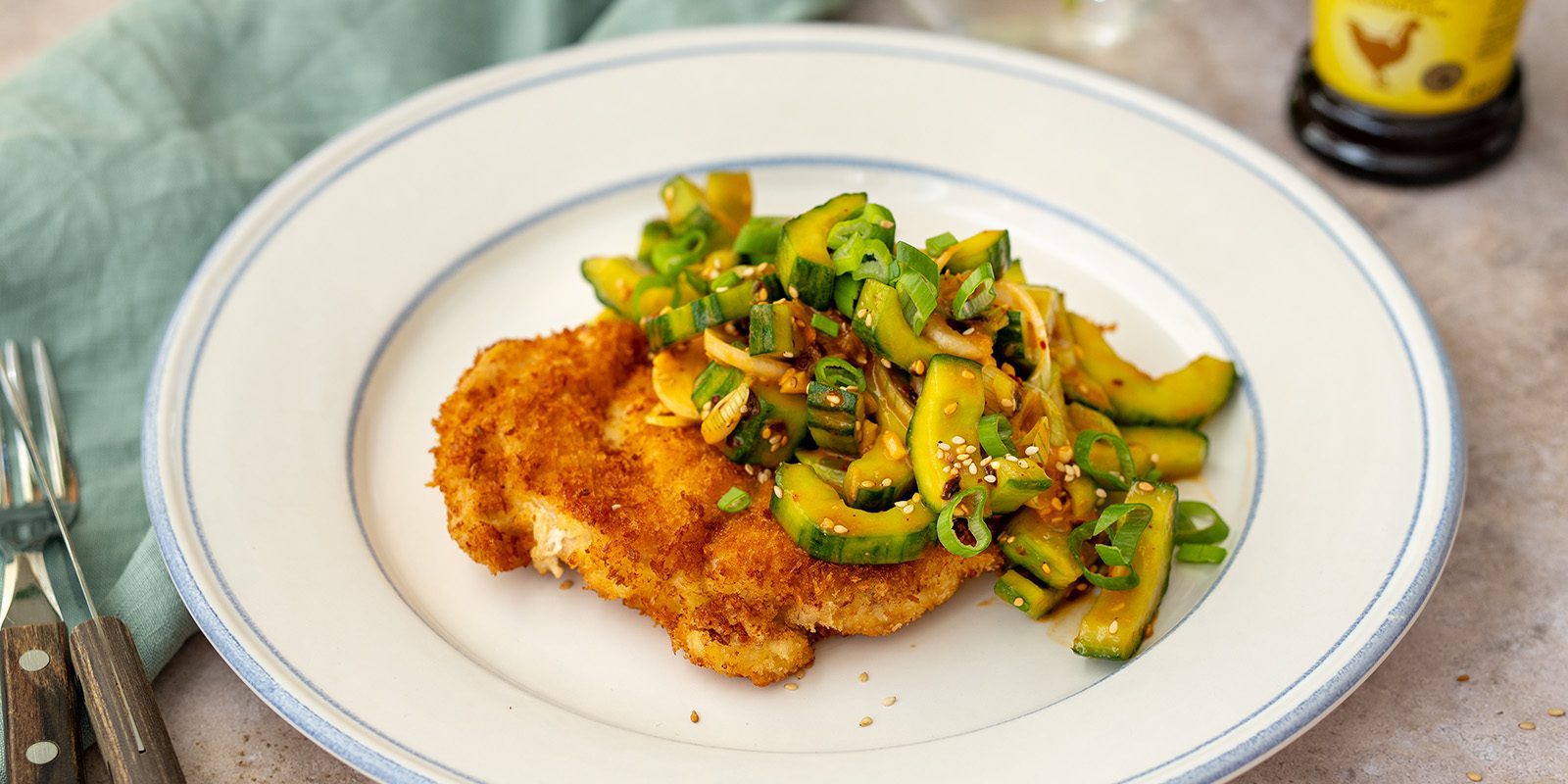 Frasig schnitzel med asiatisk gurksallad