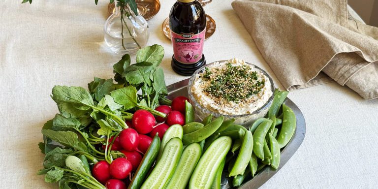 Karamelliserad lökdipp med miso och sesam